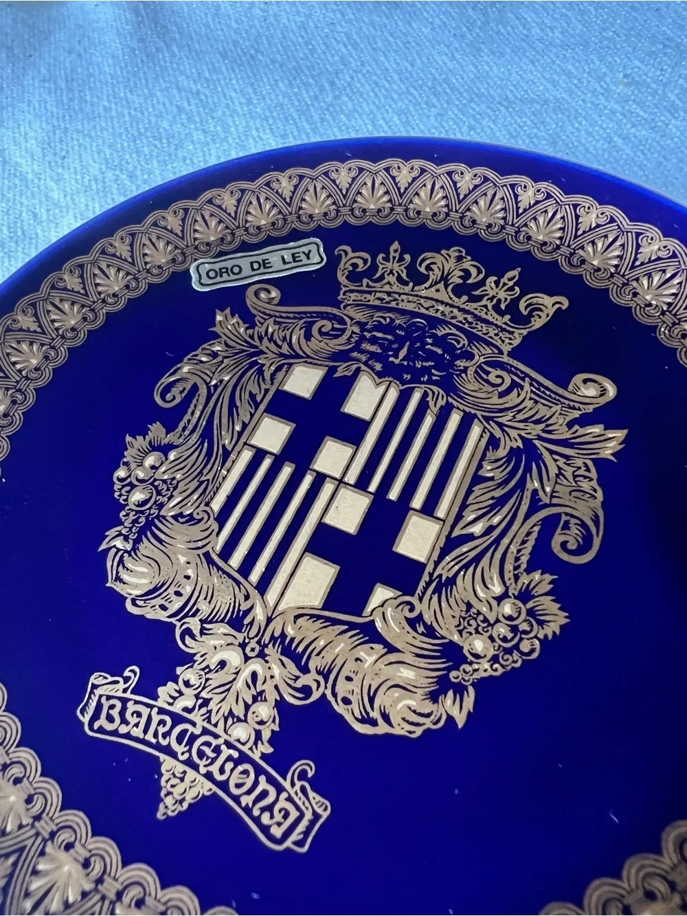 Vintage 1987 Barcelona souvenir plate features a deep cobalt blue